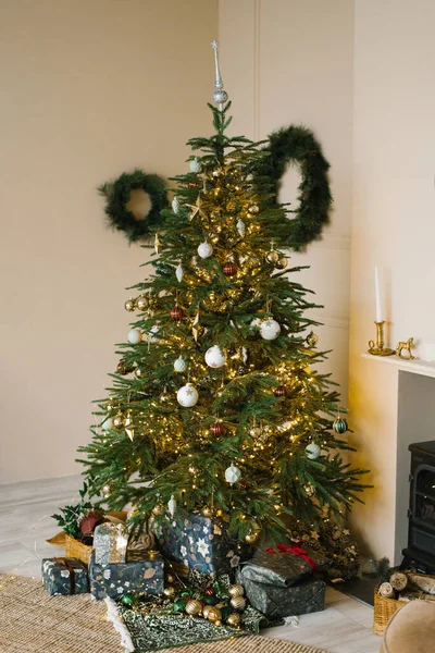 Weihnachtsbaum Mit Spielzeug Und Lichtern Einem Klassischen Wohnzimmer Kamin — Stockfoto