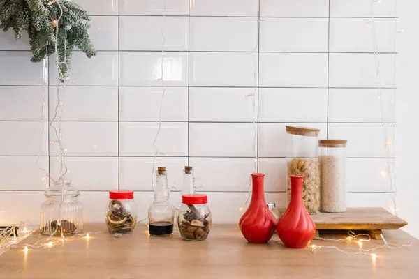 Cuisine Confortable Hiver Avec Des Décorations Rouges Table Cuisine Noël — Photo