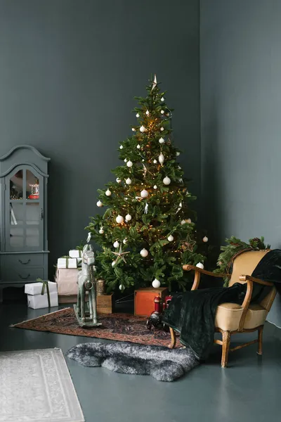 Arbre Noël Dans Salon Vintage Sombre Avec Des Cadeaux — Photo