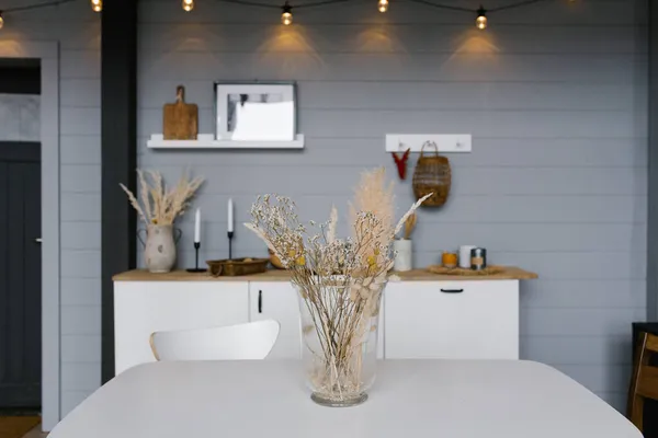 Idea Mesa Comedor Diseño Ramo Seco Jarrón Vidrio Blanco Cocina — Foto de Stock