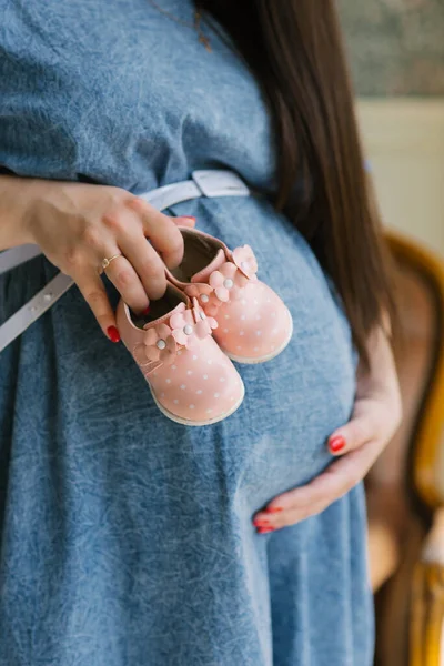 Schwangere Hält Rosa Babyschuhe Der Hand Und Wartet Auf Die — Stockfoto