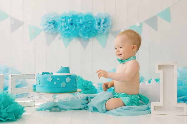 Ettårig Pojke Provar Sin Första Födelsedagstårta Årsdagsfest — Stockfoto