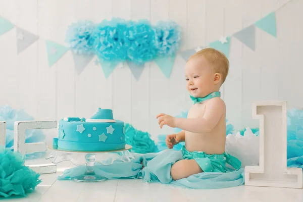 Menino Ano Idade Tenta Seu Primeiro Bolo Aniversário Festa Aniversário — Fotografia de Stock