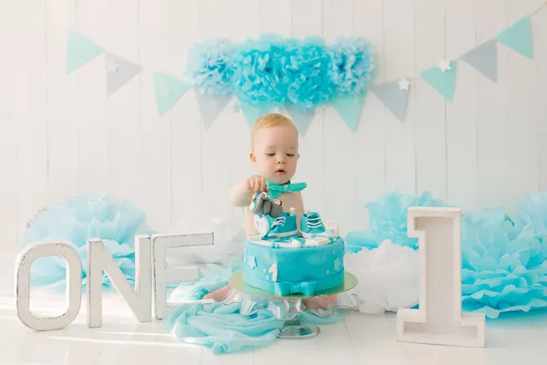 Ettårig Pojke Provar Sin Första Födelsedagstårta — Stockfoto