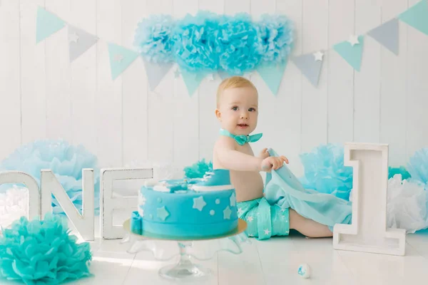 Födelsedag Barn Gammal Pojke Baby Sitter Med Blå Girlanger Och — Stockfoto