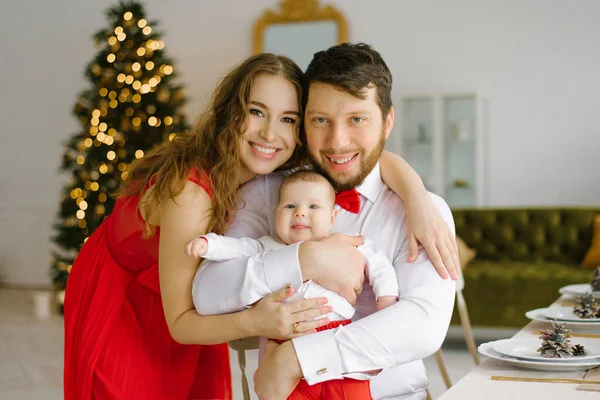 Oturma Odasında Bebekleri Kucağında Mutlu Genç Ebeveynler Noel Yeni Yılı — Stok fotoğraf