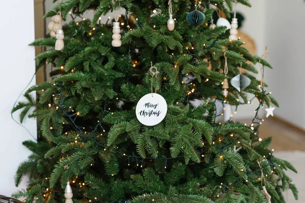 Işıkları Oyuncakları Olan Şık Bir Noel Ağacı — Stok fotoğraf