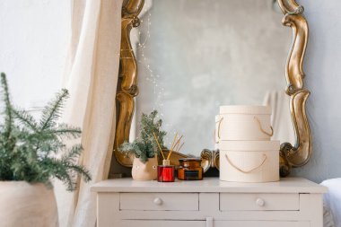 Tencerede bir Noel ağacı, bir dağıtıcı, bir mum ve yuvarlak hediye kutuları evin iç tarafındaki oturma odasında ya da yatak odasındaki çekmecelerin hafif bir sandığında duruyor.