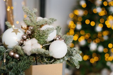Köknar dalları, Noel topları ve pamukların Noel kompozisyonu. Seçici odaklanma. Boşluğu kopyala.