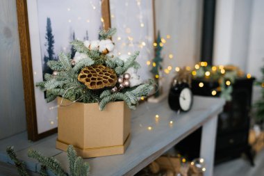 Köknar dalları, Noel topları ve pamukların Noel kompozisyonu. Seçici odaklanma. Boşluğu kopyala.