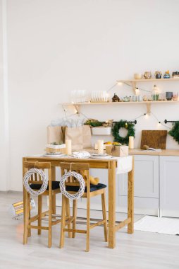 Noel mutfağı dekoru. Noel 'de köy mutfağı. İskandinav mutfağının ahşap rengi detayları. Festival ayarlı masa.