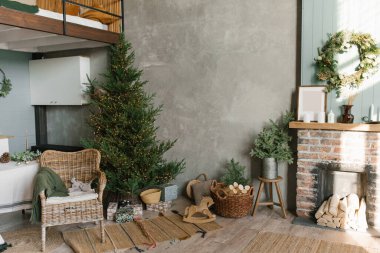 Yeni yıl için şöminesi, Noel ağacı, hasır koltuğu ve dekorasyonu olan bir kır evi.