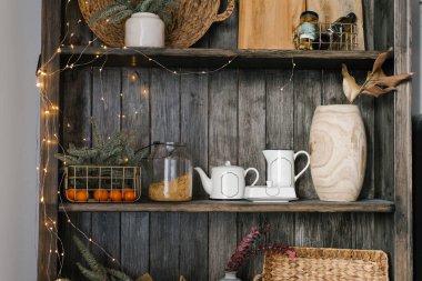 Yeni yıl için ahşap dolap, mutfak gereçleri, bulaşıklar ve Noel dekorasyonu.