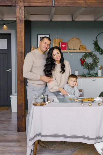 Stylish Happy Family Sitting Table Prepared Gingerbread House Christmas — Stock Photo, Image