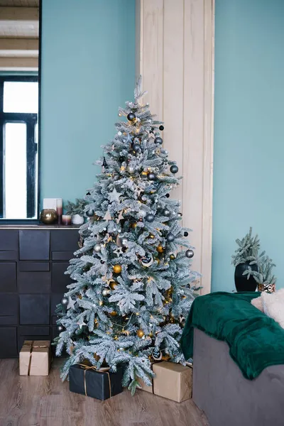 别致的银色圣诞树 客厅里挂着金黄色玩具 蓝调薄荷色 — 图库照片