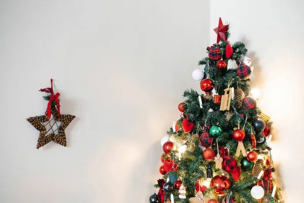 Kerstboom Met Rood Speelgoed Groene Een Lichte Muur Achtergrond — Stockfoto