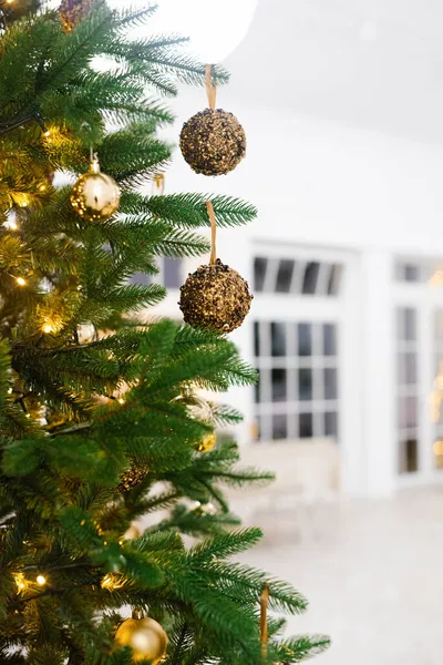 Bolas Brinquedos Natal Pendurar Árvore Verde Natal Fundo Natal Para — Fotografia de Stock