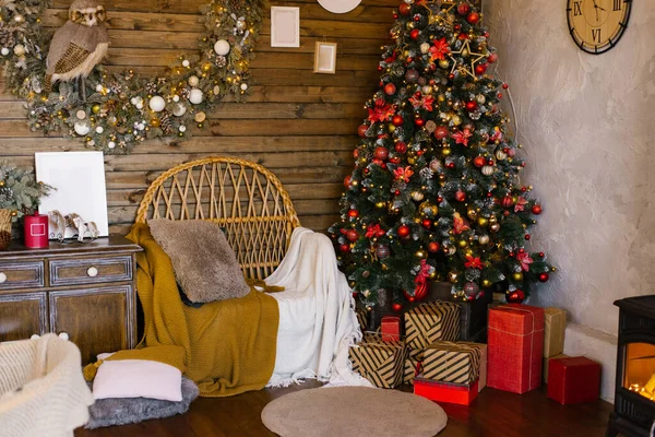 赤と金のおもちゃで飾られた伝統的なクリスマスツリーと田舎の木造住宅のリビングルームのクリスマス装飾 — ストック写真