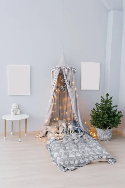 クリスマスのために装飾された子供部屋のインテリア 壁にはライトと枕 モカムの写真が飾られています — ストック写真