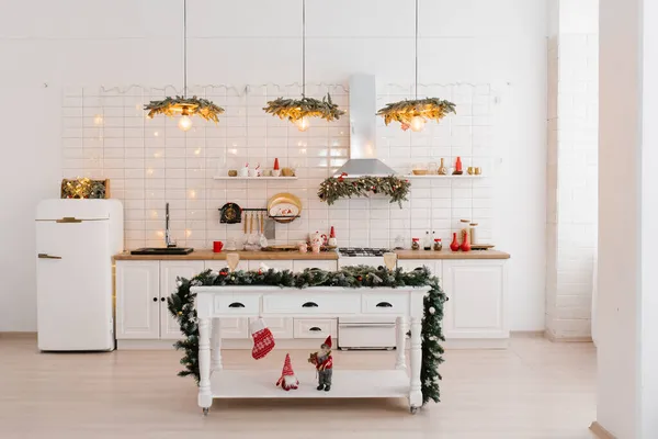 Χριστούγεννα Λευκό Σκανδιναβική Κουζίνα Εσωτερικό Κόκκινο Ντεκόρ Και Φώτα Τραπέζι — Φωτογραφία Αρχείου
