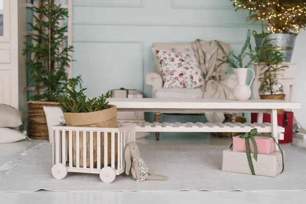 Decoración Navidad Habitación Los Niños Una Silla Ruedas Madera Una — Foto de Stock