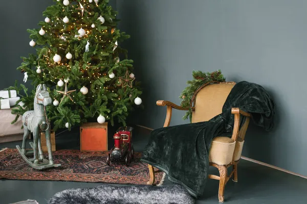 Geschmückter Weihnachtsbaum Mit Weißen Kugeln Mit Geschenken Schaukelpferd Und Sessel — Stockfoto