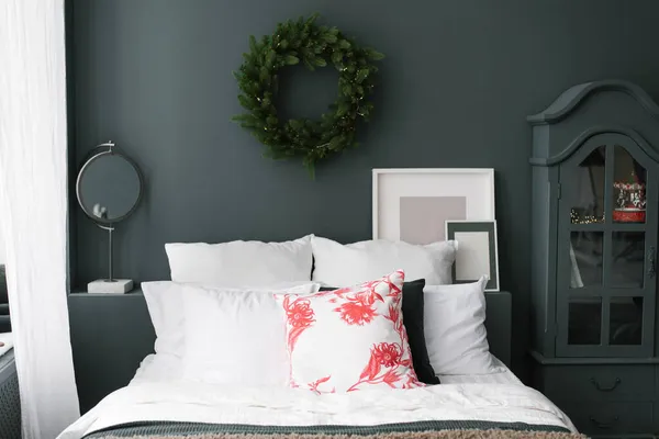 Karácsonyi Hálószoba Belső Egy Ágy Egy Koszorú Fölötte Kék Fehér — Stock Fotó