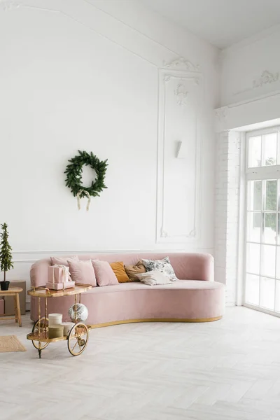 Розовый Диван Белой Гостиной Украшен Рождество Новый Год Венок Стене — стоковое фото