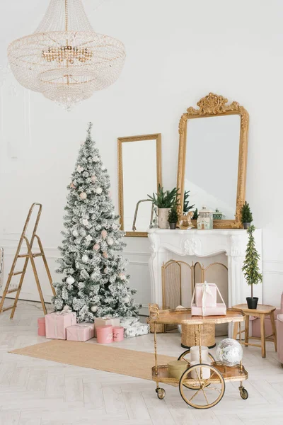 Πολυτελές Εσωτερικό Του Σαλονιού Τζάκι Και Χριστουγεννιάτικο Δέντρο Δώρα Και — Φωτογραφία Αρχείου