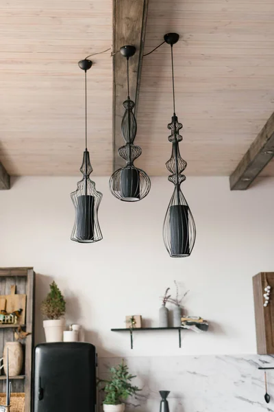 Moderní Černé Lampy Stropě Interiéru Dřevěného Venkovského Domu — Stock fotografie