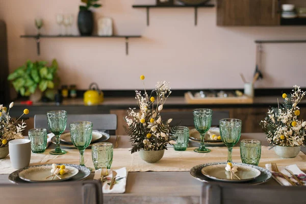 Una Hermosa Mesa Comedor Festivo Estilo Rústico Flores Secas Jarrón —  Fotos de Stock