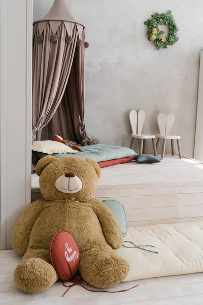 Grande Urso Brinquedo Macio Interior Quarto Infantil Com Uma Tenda — Fotografia de Stock