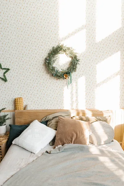 Egy Ágy Párnákkal Karácsonyi Dekorációval Hálószobában Skandináv Stílusban Ház Belseje — Stock Fotó