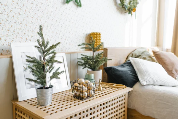 Kerstboom Een Pot Het Nachtkastje Naast Het Bed Slaapkamer — Stockfoto
