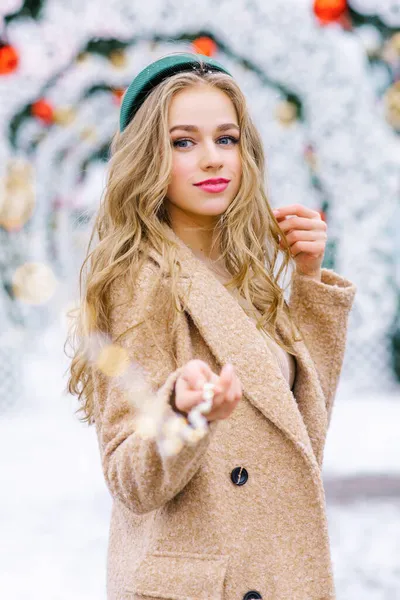 Follow Concept Photo Young Girl Christmas Market Holding Garland — Stock Photo, Image