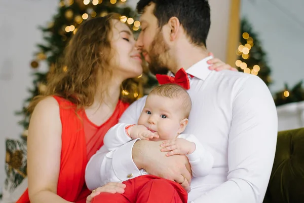 Aile Tatilin Tadını Çıkarıyor Birlikte Ilk Noel Lerini Kutluyorlar Mutlu — Stok fotoğraf