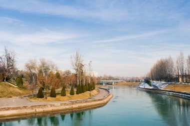 Taşkent. Özbekistan. Kasım 2021. Ankhor Nehri 'nin Anıt Kompleksi' ndeki seddi, Baskı mağdurlarının anısına yapılmıştır.