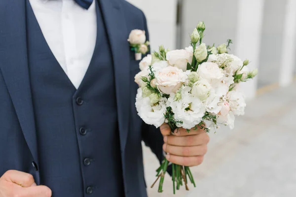 Man Håller Bröllopsbukett Sina Händer Begreppet Alla Hjärtans Dag Och — Stockfoto