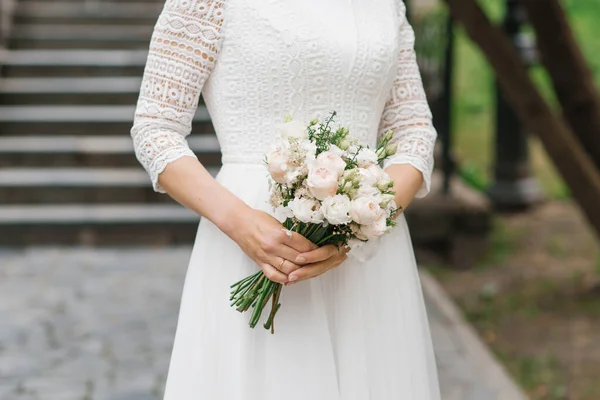 Panna Młoda Trzyma Rękach Piękny Ślubny Bukiet Białych Kwiatów — Zdjęcie stockowe