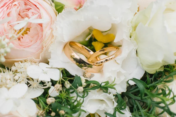 Gyllene Vigselringar Och Vacker Bröllopsbukett Rosor Och Seder Bakgrunden Närbild — Stockfoto