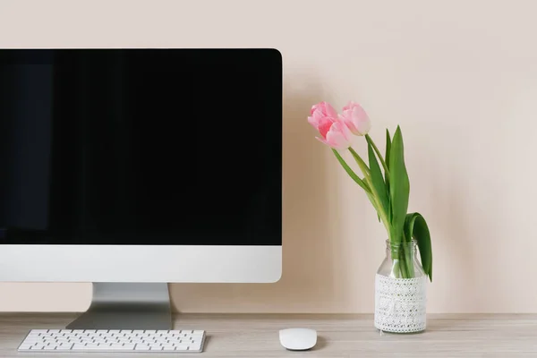 Sebuah Monitor Komputer Karangan Bunga Tulip Merah Muda Dan Sebuah — Stok Foto