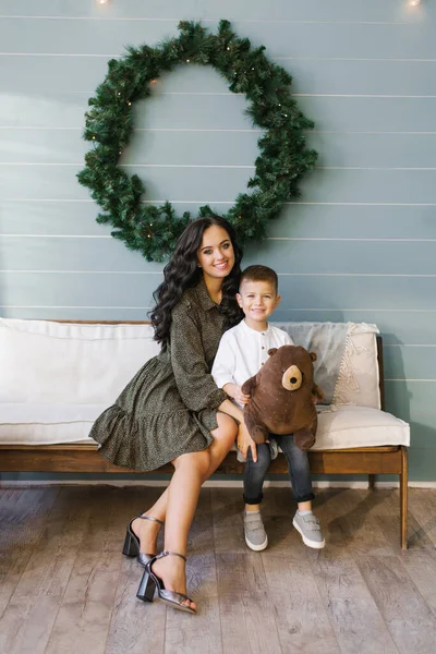 Mutlu Bir Anne Oğlun Portresi Oturma Odasındaki Kanepede Oturuyor Noel — Stok fotoğraf
