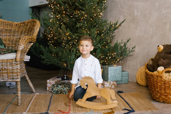 Sevimli Küçük Çocuk Noel Ağacının Yanında Oturuyor Beyaz Gömlekli Ahşap — Stok fotoğraf