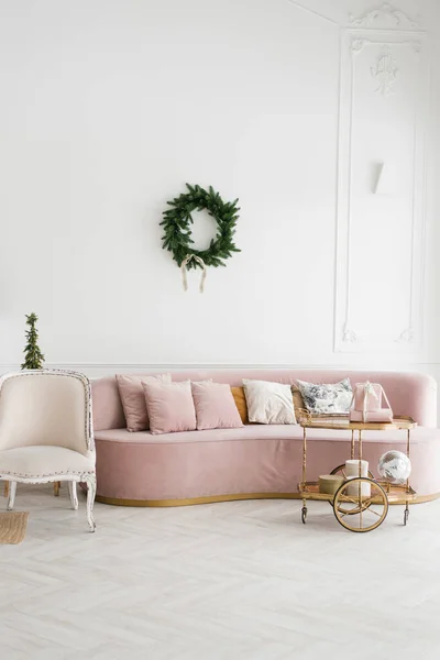 Elegante Sala Estar Navidad Casa Sofá Rosa Una Corona Una — Foto de Stock