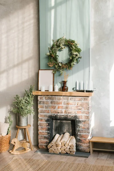 Salón Interior Con Chimenea Árbol Navidad Decoración Para Navidad Año — Foto de Stock