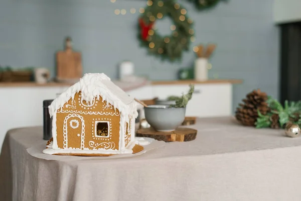 Oturma odasındaki zencefilli kurabiye evi şenlikli bir ortam yaratıyor. Noel sabahı.
