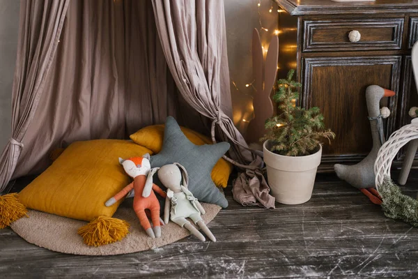 子供部屋のクリスマスの装飾 おもちゃ ポットの木 クリスマスリース ライト — ストック写真
