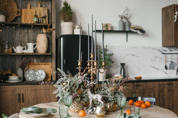 Elegantemente Decorado Mesa Comedor Festivo Para Navidad Cocina — Foto de Stock