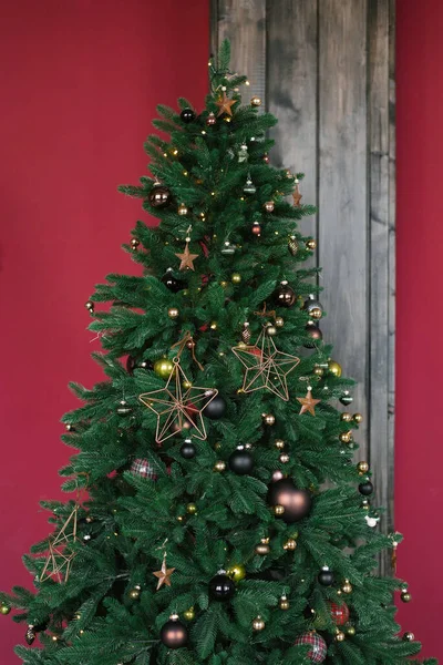 Рождественская Елка Игрушками Фоне Бордовой Стены Комнате — стоковое фото