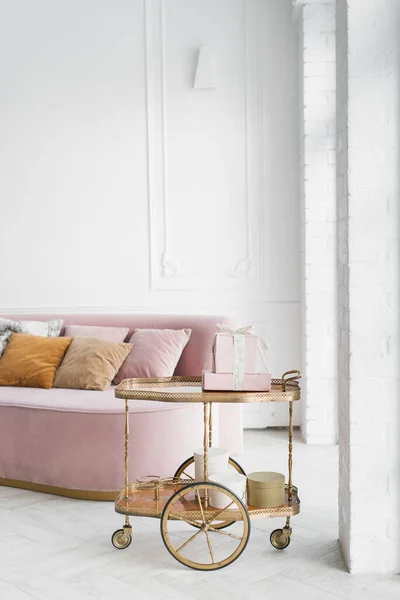Ροζ Καναπές Μαξιλάρια Ένα Κλασικό Λευκό Σαλόνι Και Ένα Τραπέζι — Φωτογραφία Αρχείου